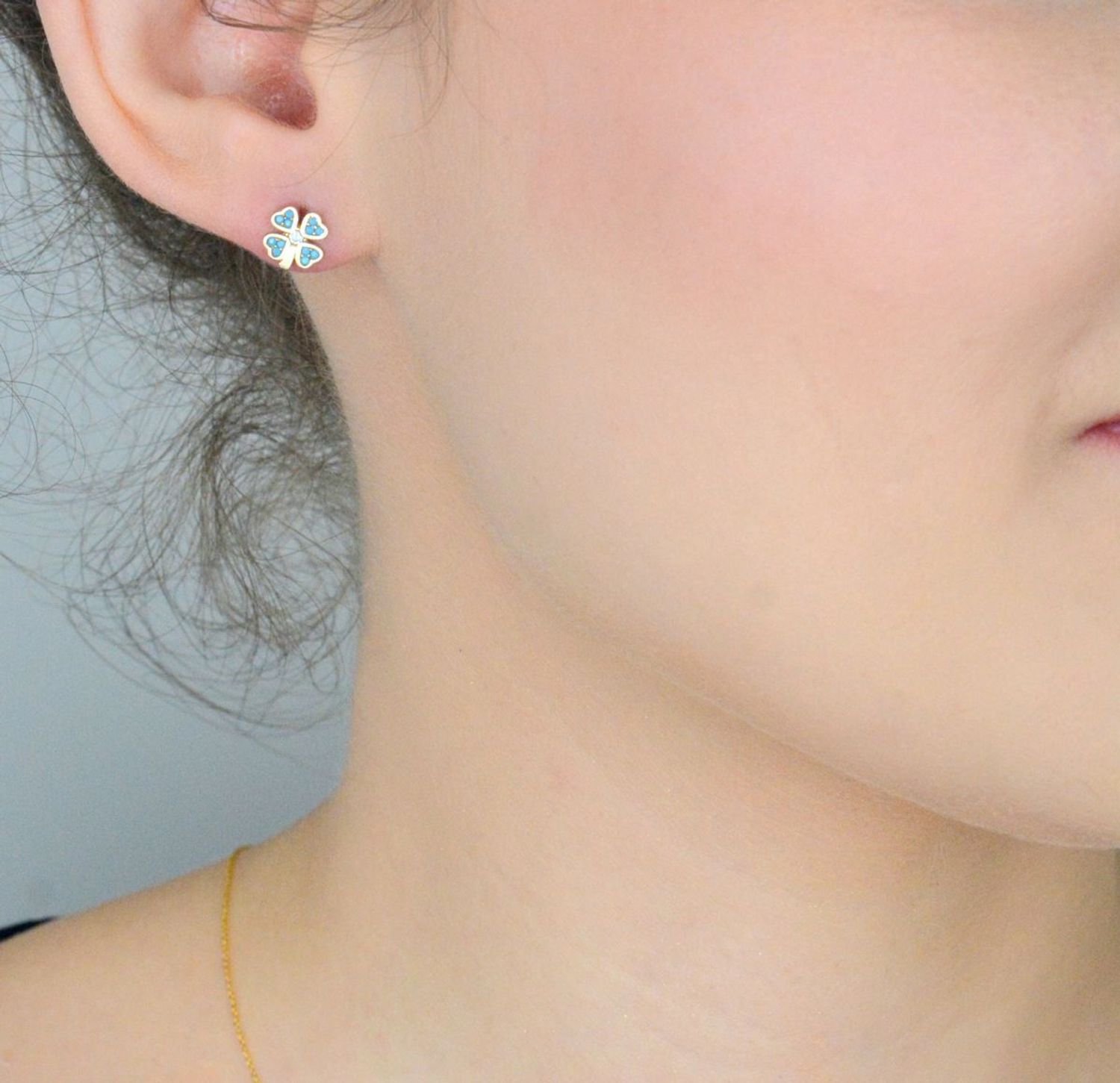 Złote kolczyki koniczynki z niebieskimi cyrkoniami KL6811A.jpg